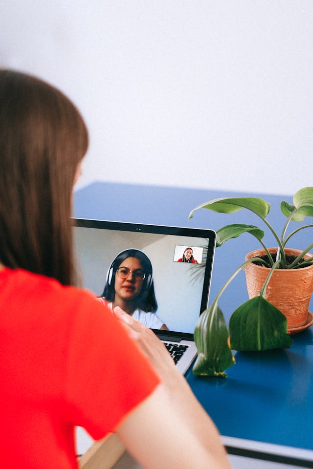 Online-Student erhält akademische Unterstützung durch eine Beratung per Videoanruf