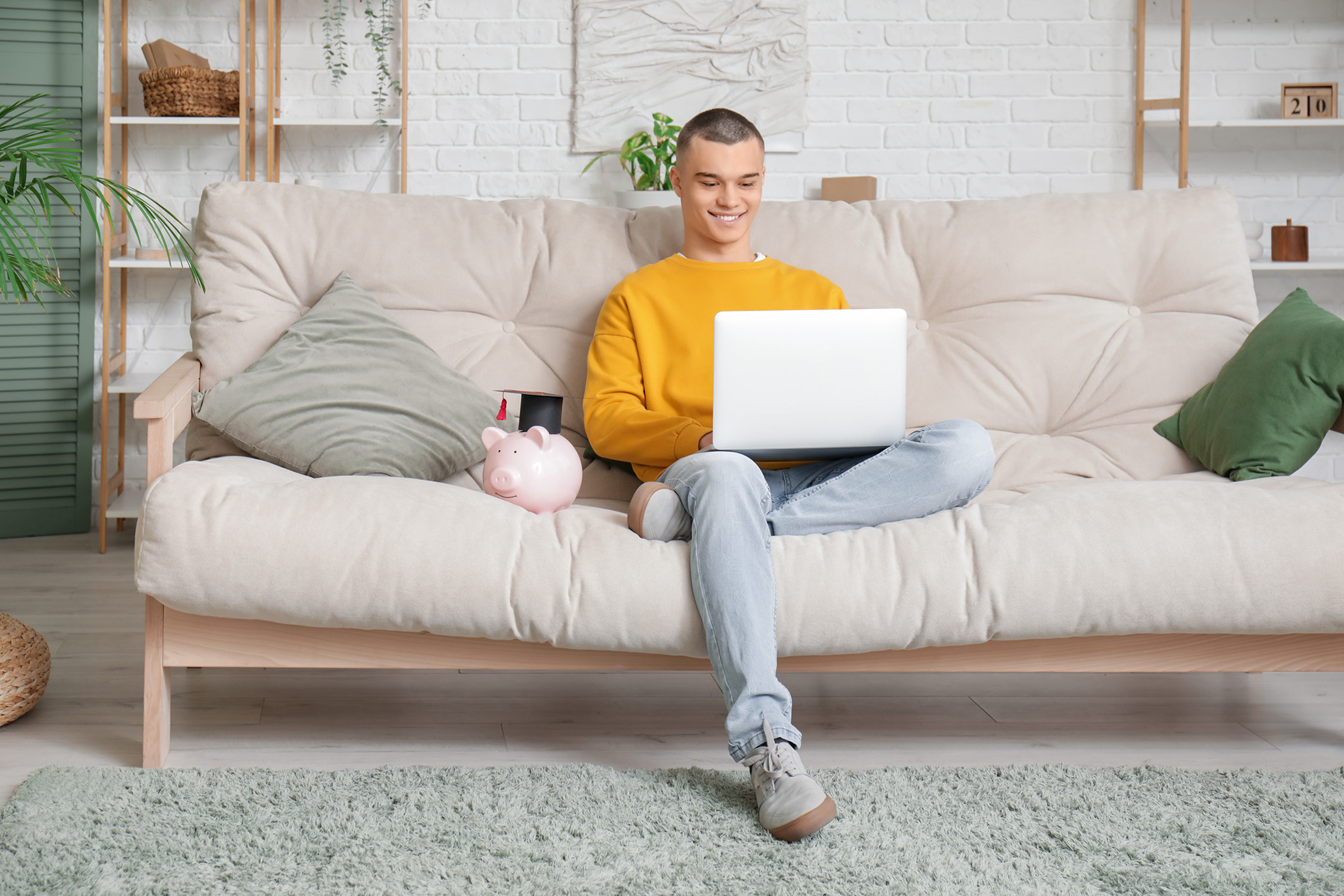 Studierender Vater prüft Finanzierungsmöglichkeiten am Laptop.