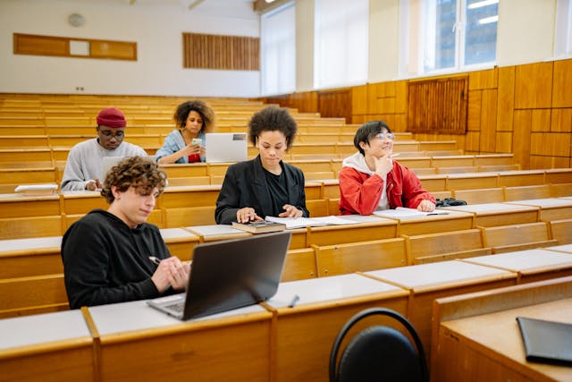 Studierende im Hörsaal warten auf den Wirtschaftsprofessor