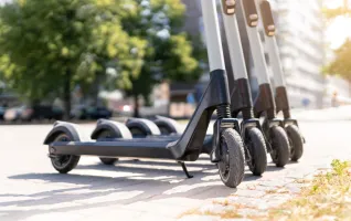 E-Scooter in der Stadt sorgt für nachhaltige Mobilität