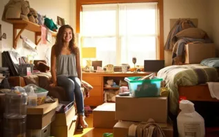 Studentin beginnt Studium in Deutschland und sitzt in ihrem neuen WG-Zimmer