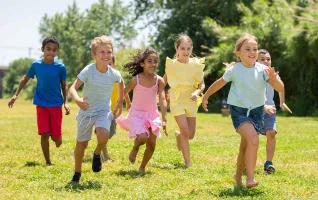 Kinder laufen glücklich und geschützt auf einer Wiese