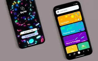 Schwarzes Samsung-Galaxy-Smartphone auf weißer Oberfläche mit Benutzeroberfläche der Byte-App