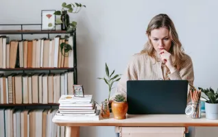 Studentin nimmt an Online-Kursen mit ihrem Laptop teil