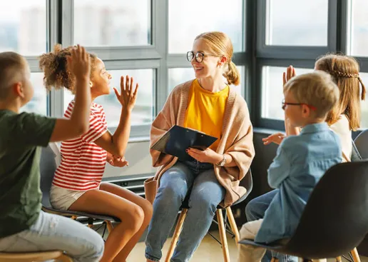 Absolventin der Kinder- und Jugendpsychologie betreut Kinder