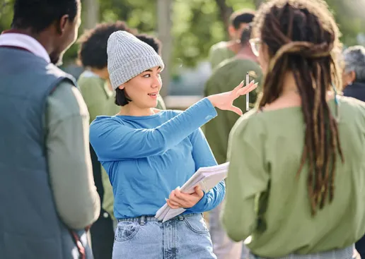 Streetworker macht Klienten Vorschläge als Teil ihrer Soziale-Arbeit-Karriere