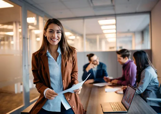 Studentin macht Karriere im Beruf nach Arbeitsrecht und Personalmanagement Master Fernstudium