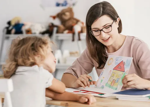 Kinderpädagogin mit abgeschlossenem Kindheitspädagogik Fernstudium arbeitet mit einem Mädchen