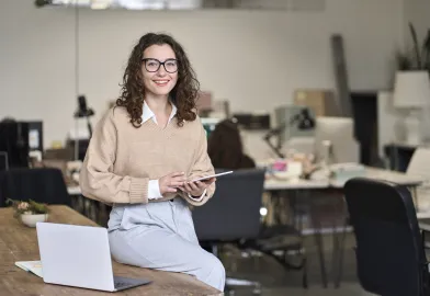 Studentin arbeitet in einem modernen Büro