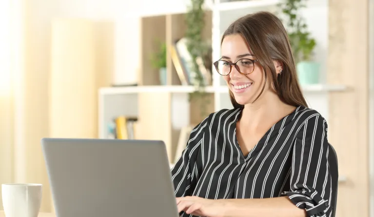 Eine Studierende im Bereich Psychologie lernt am Laptop.