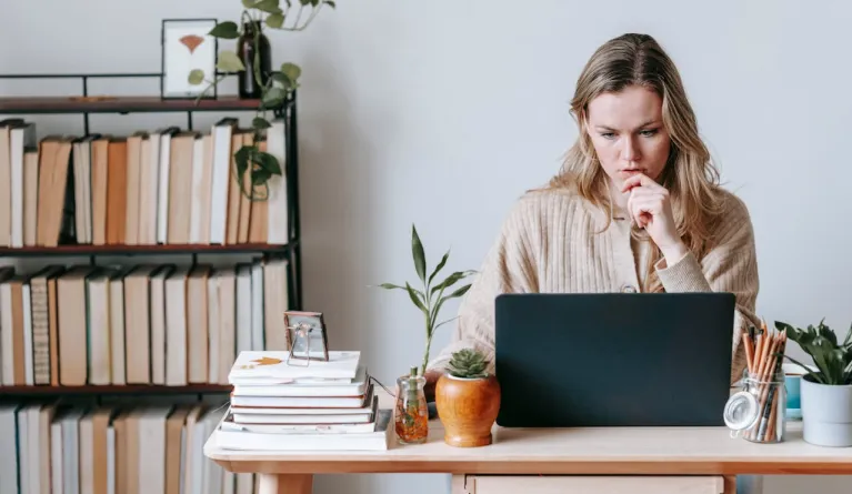 Studentin nimmt an Online-Kursen mit ihrem Laptop teil