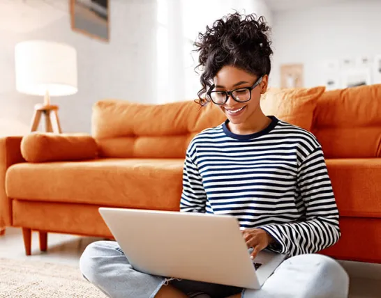 Studentin am Laptop studiert im Psychologie-Fernstudium ohne NC und berufsbegleitend