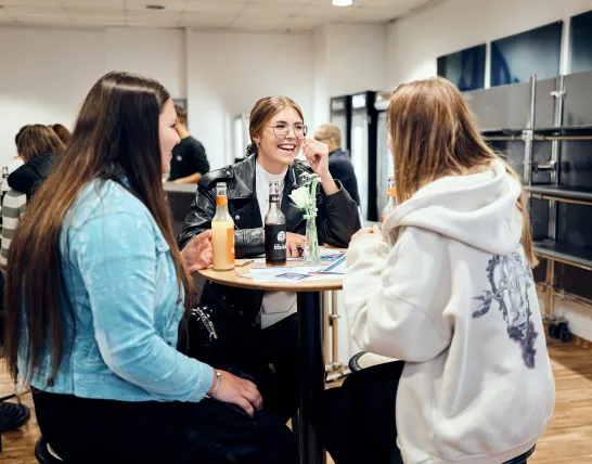 Studieninteressierte beim Studieninfotag der PFH