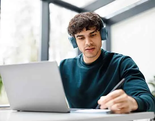 Student studiert am Laptop im Fernstudium Gesundheitsmanagement berufsbegleitend und NC-frei