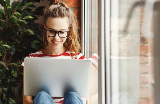 Studentin recherchiert am Laptop Kinder- und Jugendpsychologie Inhalte