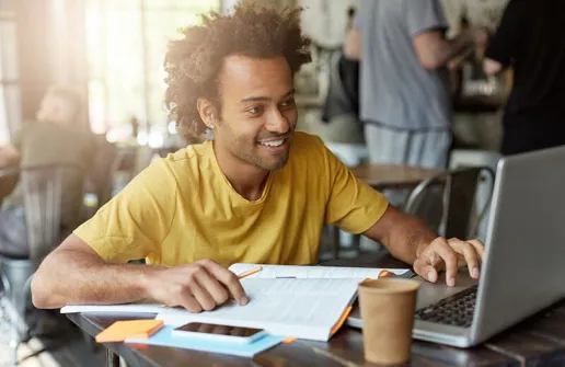 Student recherchiert am Laptop Soziale Arbeit Studium-Inhalte