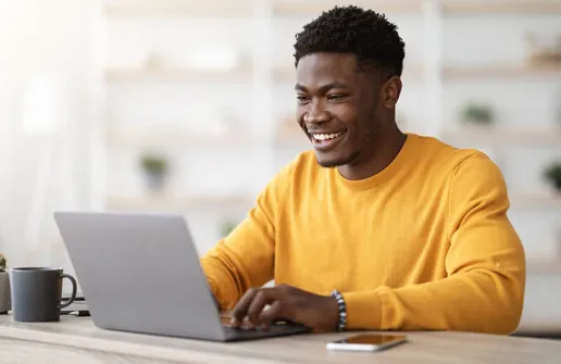 Student recherchiert am Laptop Verkaufspsychologie-Inhalte