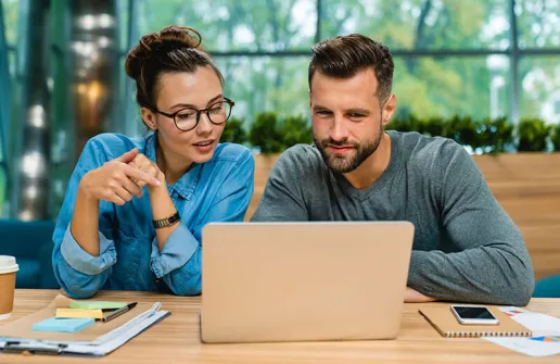 Studenten sehen sich Inhalte des Fernstudiums Master Sozialmanagement an 