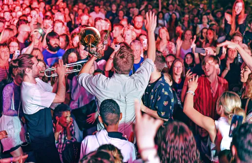 Eine Band macht bei der Nacht der Kultur in Göttingen Musik.