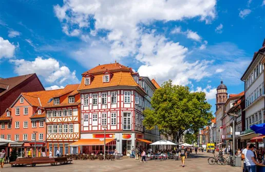 Passantinnen und Passanten flanieren durch die Göttinger Innenstadt.