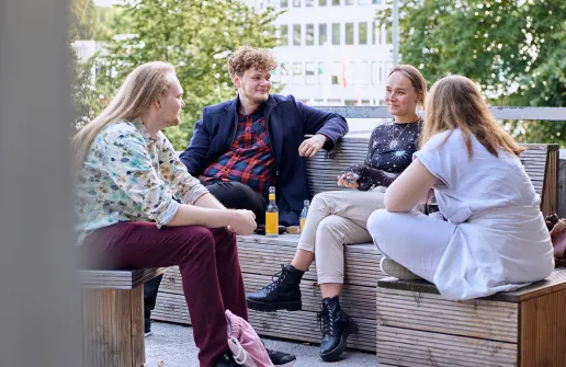 Studierende sitzen am Campus Göttingen.